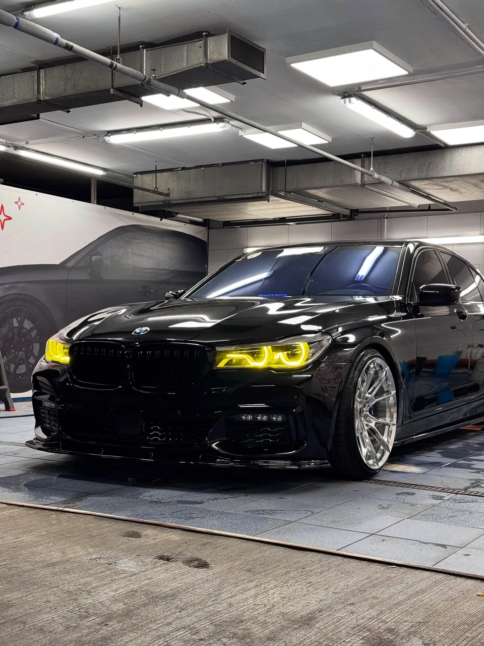 Czarne BMW z żółtymi reflektorami po pielęgnacji